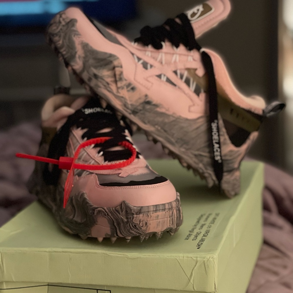 Brand New Off-White Sneakers, original Box included ! Never worn